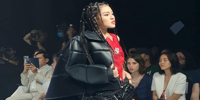Cận cảnh trang phục của Trần Thanh Tâm catwalk với Lê Bống Cận cảnh trang phục của Trần Thanh Tâm catwalk với Lê Bống