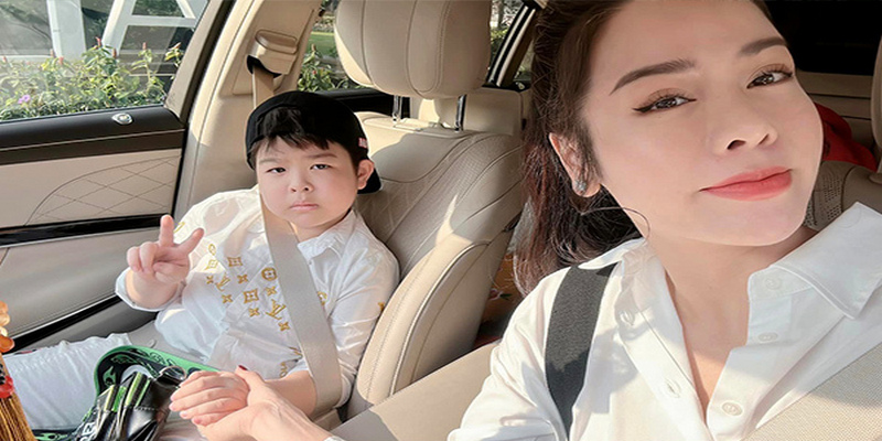 Ca sĩ Nhật Kim Anh khoe ảnh dạo phố cùng con trai