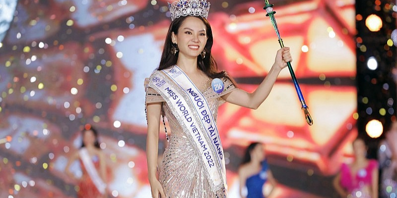 Hoa hậu Mai Phương trong ngày đăng quang