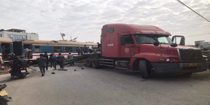 Vụ va chạm tàu hỏa tông xe đầu kéo tại đường sắt Bắc Nam
