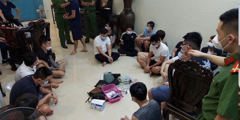Ra quyết định hình phạt cho 4 cán bộ tham gia đánh bạc