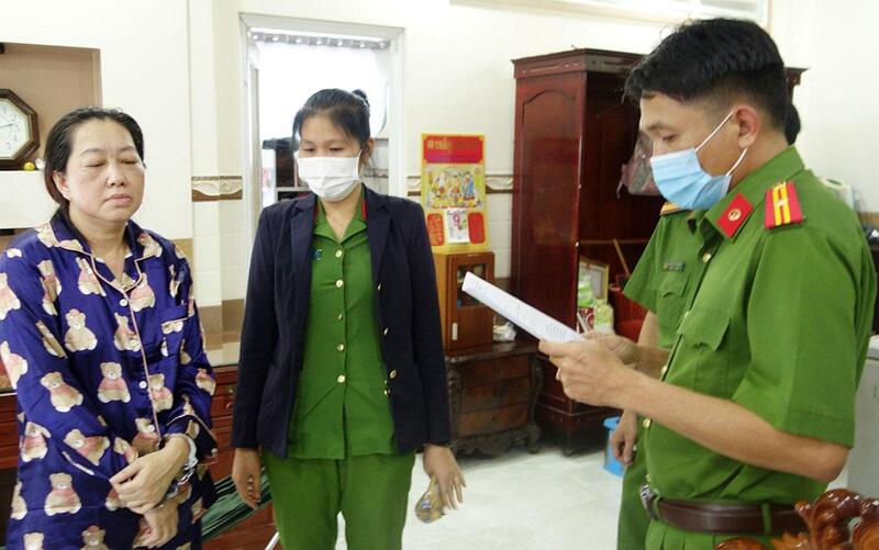 Bà trùm Mười Tường thừa nhận chỉ giúp sức trong vụ án buôn lậu 51 kg vàng Bà trùm Mười Tường thừa nhận chỉ giúp sức trong vụ án buôn lậu 51 kg vàng