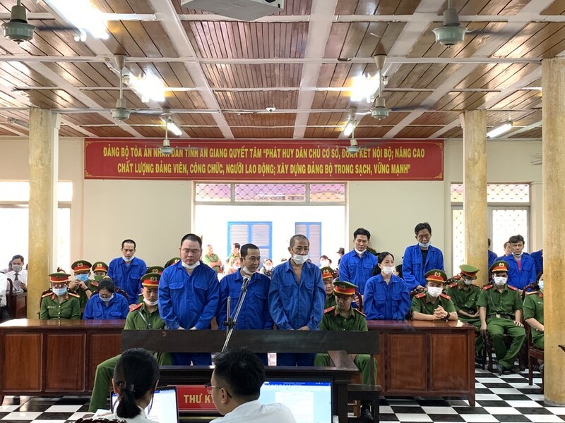 Đại diện VKSND tỉnh An Giang công bố cáo trạng truy tố các bị cáo trong vụ án buôn lậu 51 kg vàng Đại diện VKSND tỉnh An Giang công bố cáo trạng truy tố các bị cáo trong vụ án buôn lậu 51 kg vàng