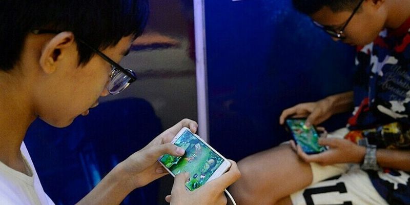 Chỉ vì bị cấm chơi game con cầm dao ăn thua với cha