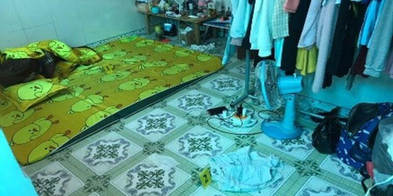 Đẹp đưa bé gái về phòng mình và thực hiện hành vi lạm dụng