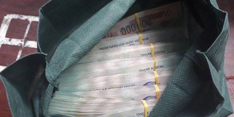 Nhặt được số tiền lớn nhưng nam sinh trả lại 41 triệu đồng cho người mất