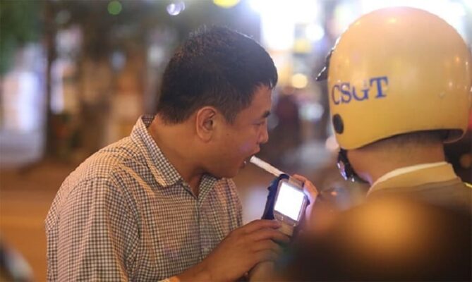 Khởi tố tên say rượu vật ngã cảnh sát vì vượt quá nồng độ cồn cho phép