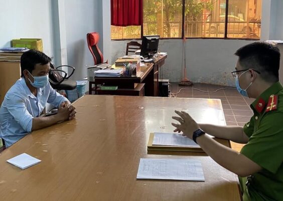 Tên say rượu vật ngã cảnh sát bị khởi tố