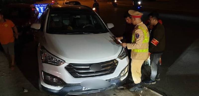 Chiếc ô tô của tên say rượu vật ngã cảnh sát dừng lại khi đâm vào chốt kiểm tra