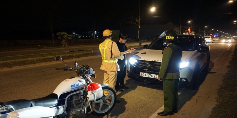 Kiểm tra phát hiện tài xế dương tính với ma túy khi đang lái xe Kiểm tra phát hiện tài xế dương tính với ma túy khi đang lái xe
