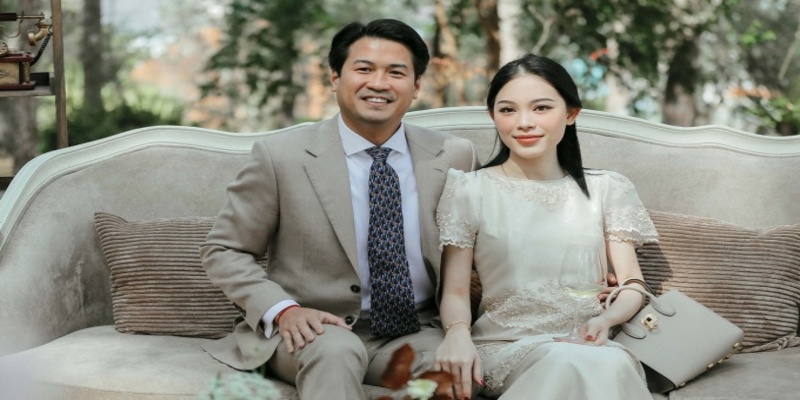 Vợ chồng Hà Tăng vui vẻ dạo phố Philippines dự đám cưới Phillip Nguyễn Vợ chồng Hà Tăng vui vẻ dạo phố Philippines dự đám cưới Phillip Nguyễn