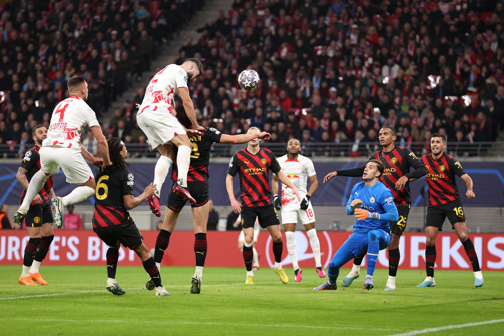 Josko Gvardiol là người đã thực hiện cú đánh đầu hoàn hảo giúp Leipzig thoát thua trước Man City