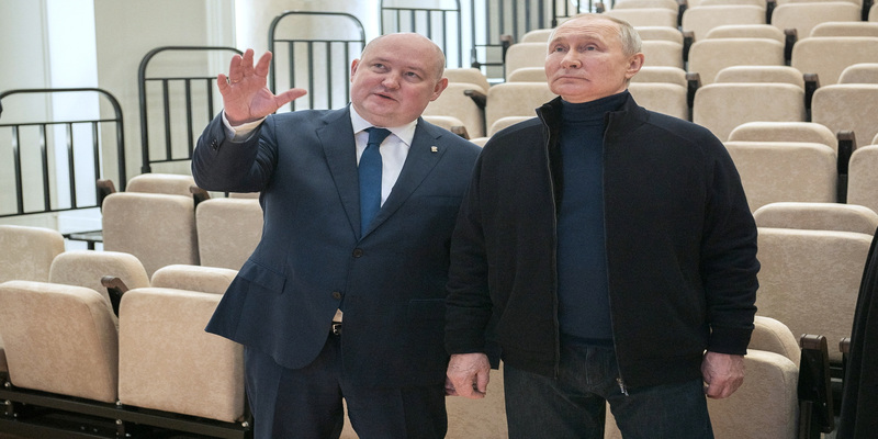 Putin tới vùng Donbass, tự lái xe qua nhiều quận thành phố Mariupol Putin tới vùng Donbass, tự lái xe qua nhiều quận thành phố Mariupol