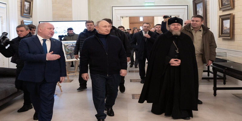 Putin tới vùng Donbass, thực hiện chuyến thăm đầu tiên sau khi bắt đầu chiến dịch quân sự Putin tới vùng Donbass, thực hiện chuyến thăm đầu tiên sau khi bắt đầu chiến dịch quân sự